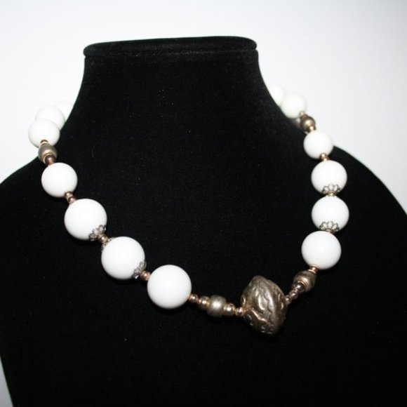 Vintage chunky white and gold necklace 18" - Picture 4 of 4